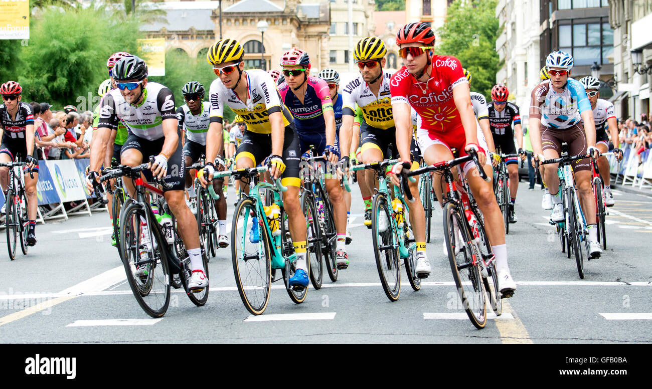 San Sebastian, Espagne. 30 juillet, 2016. Les cyclistes démarrer la 36e  édition de la Clasica San Sebastian (classique de San Sebastian), une  course d'un jour de 2016, l'UCI World Tour à Mayor
