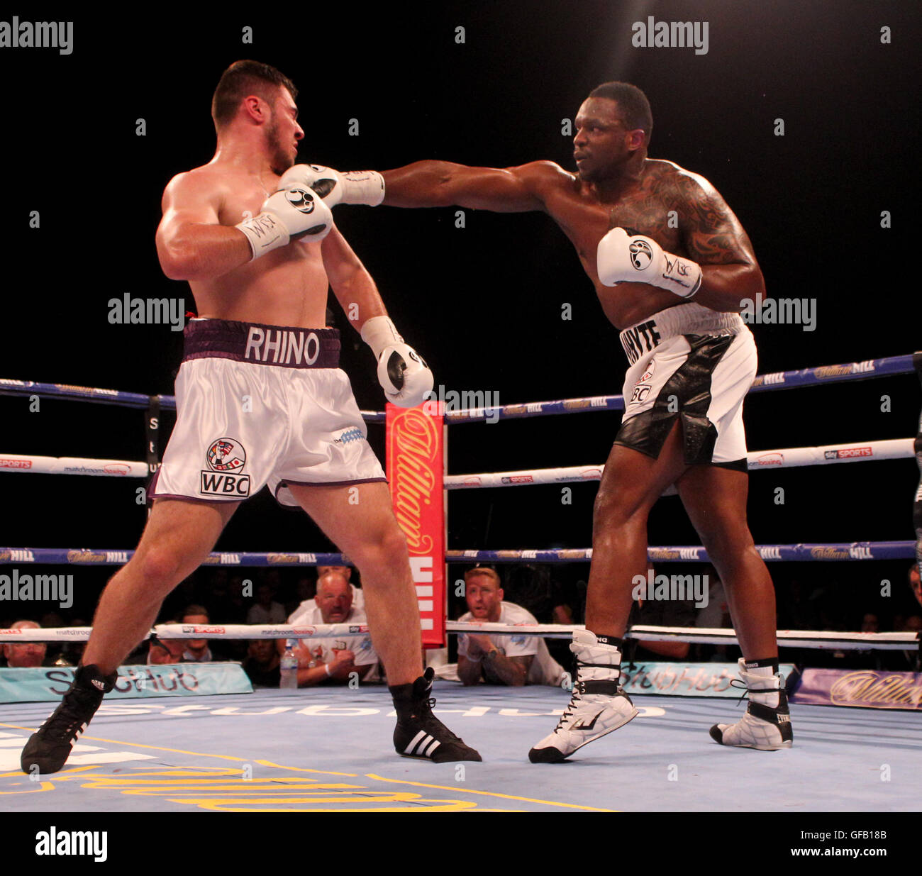 Premier Direct Arena, Leeds, Royaume-Uni 30 Juillet 2016. Leeds Rumble Matchroom Boxing Fight Night. Dillian Whyte (Brixton) (White & Black Short ) vs Dave Allen (Coinisbrough)(short blanc avec garniture mauve) au cours de leur combat International WBC Heavyweight Championship au premier Direct Arena, Leeds Crédit : Stephen Gaunt/Touchlinepics.com/Alamy Live News Banque D'Images