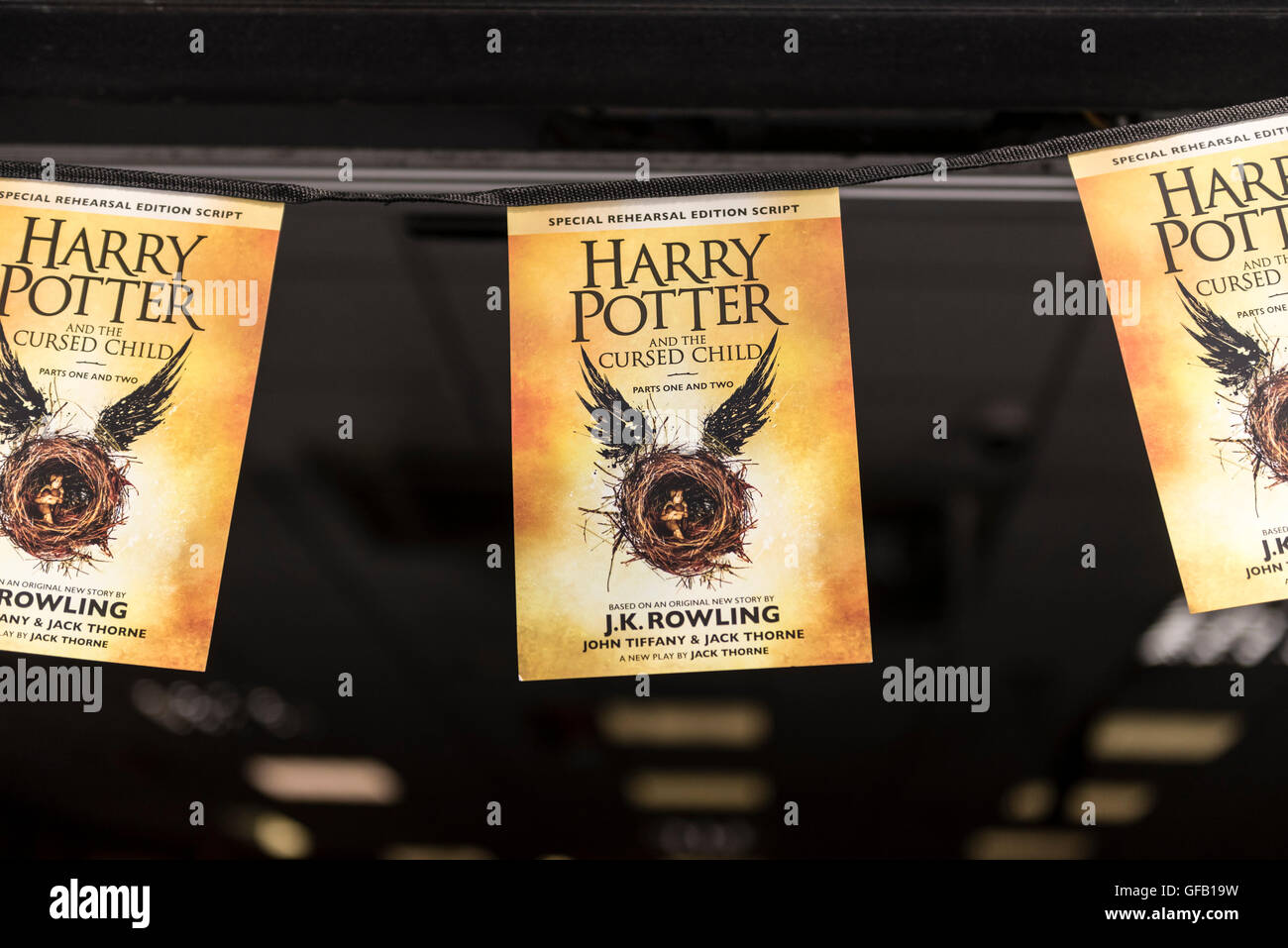 Londres, Royaume-Uni. 31 juillet 2016. Une bannière décore l'entrée de la librairie Waterstones à Harrow en tant que fans arriver d'acheter "Harry Potter et l'enfant maudit', le script, sous forme de livre, de la jouer par JK Rowling. Crédit : Stephen Chung / Alamy Live News Banque D'Images