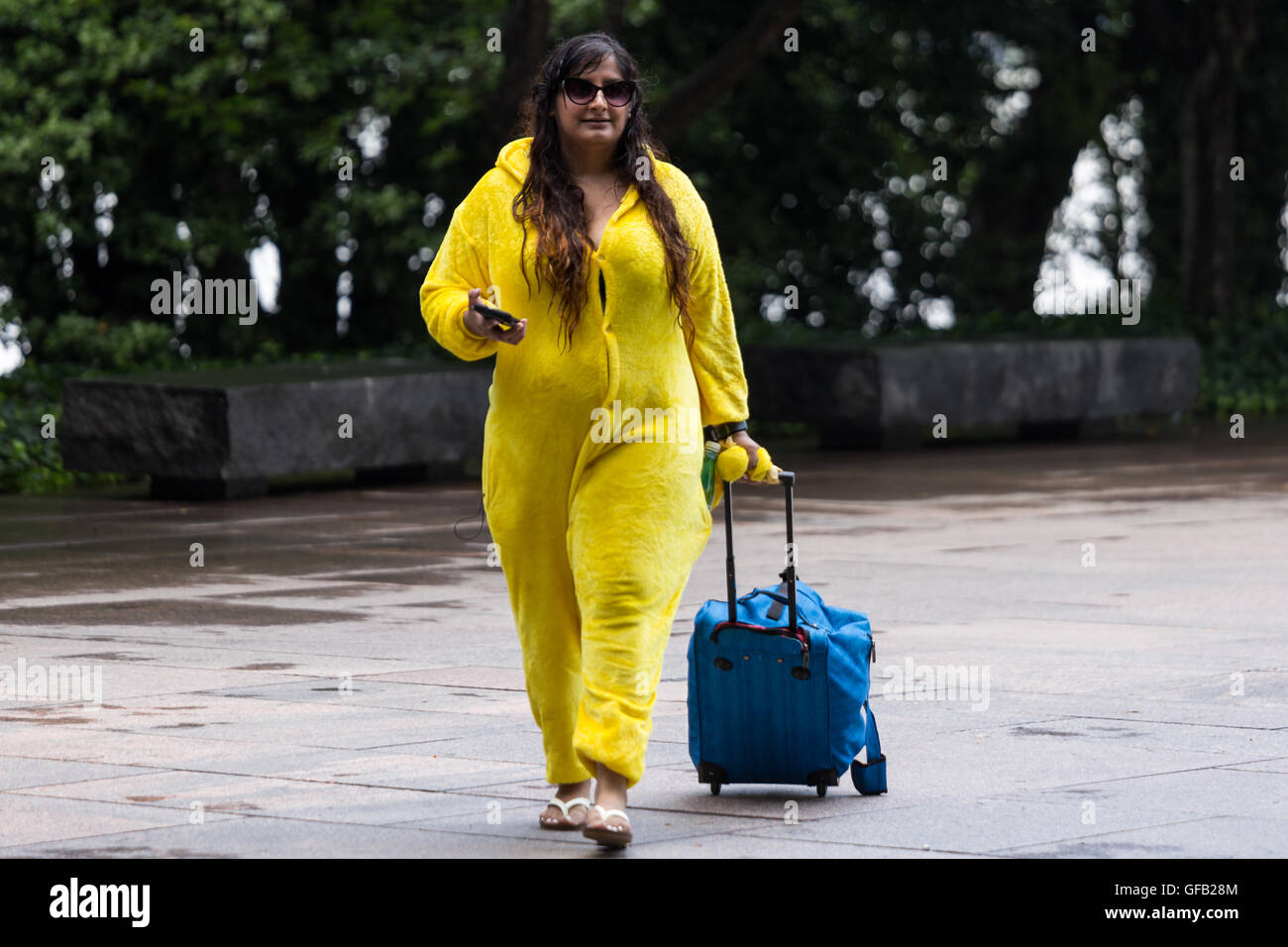 Aaleeya, une équipe bénévole Instinct, porte un costume de Pikachu sur une journée chaude et humide "d'amener les gens agacés et excité' sur les Pokewalk Banque D'Images