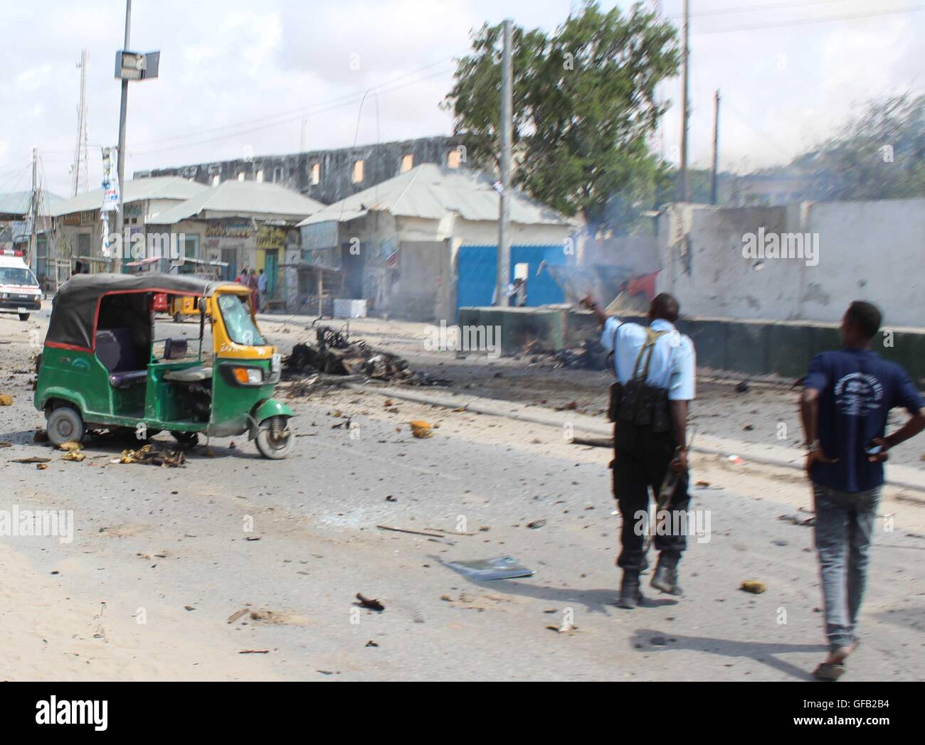 Mogadiscio. 31 juillet, 2016. Photo prise le 31 juillet 2016 montre le site de l'explosion d'une voiture piégée à Mogadiscio, capitale de la Somalie. Au moins cinq personnes ont été tuées et plusieurs autres ont été blessées dimanche dans voiture lits jumeaux à la bombe au siège des enquêtes criminelles (CID) dans la capitale de Mogadiscio. Credit : Faisal Miu/Xinhua/Alamy Live News Banque D'Images