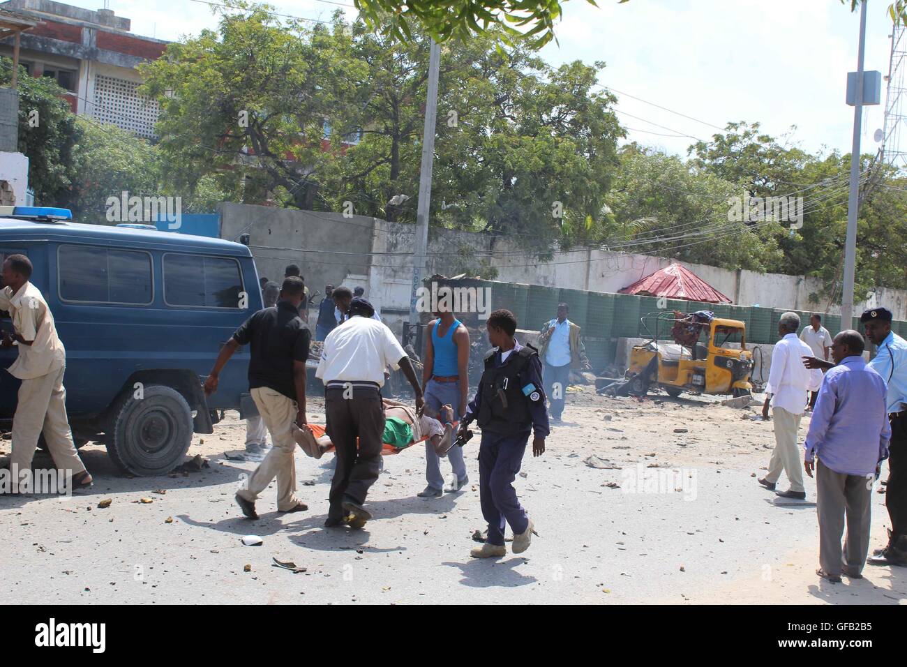 Mogadiscio, Somalie. 31 juillet, 2016. Les gens portent un blessé après l'explosion d'une voiture piégée à Mogadiscio, capitale de la Somalie, le 31 juillet 2016. Au moins cinq personnes ont été tuées et plusieurs autres ont été blessées dimanche dans voiture lits jumeaux à la bombe au siège des enquêtes criminelles (CID) dans la capitale de Mogadiscio. Credit : Faisal Miu/Xinhua/Alamy Live News Banque D'Images