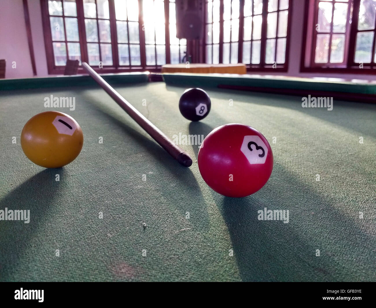 Table de billard avec des fenêtres à l'arrière-plan Banque D'Images