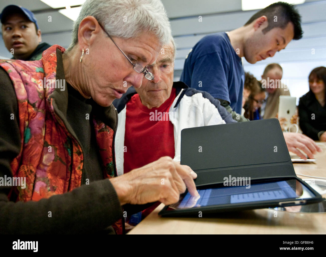 Une femme plus âgée essaye un Apple iPad dans un Apple Store, avril 2010. Banque D'Images
