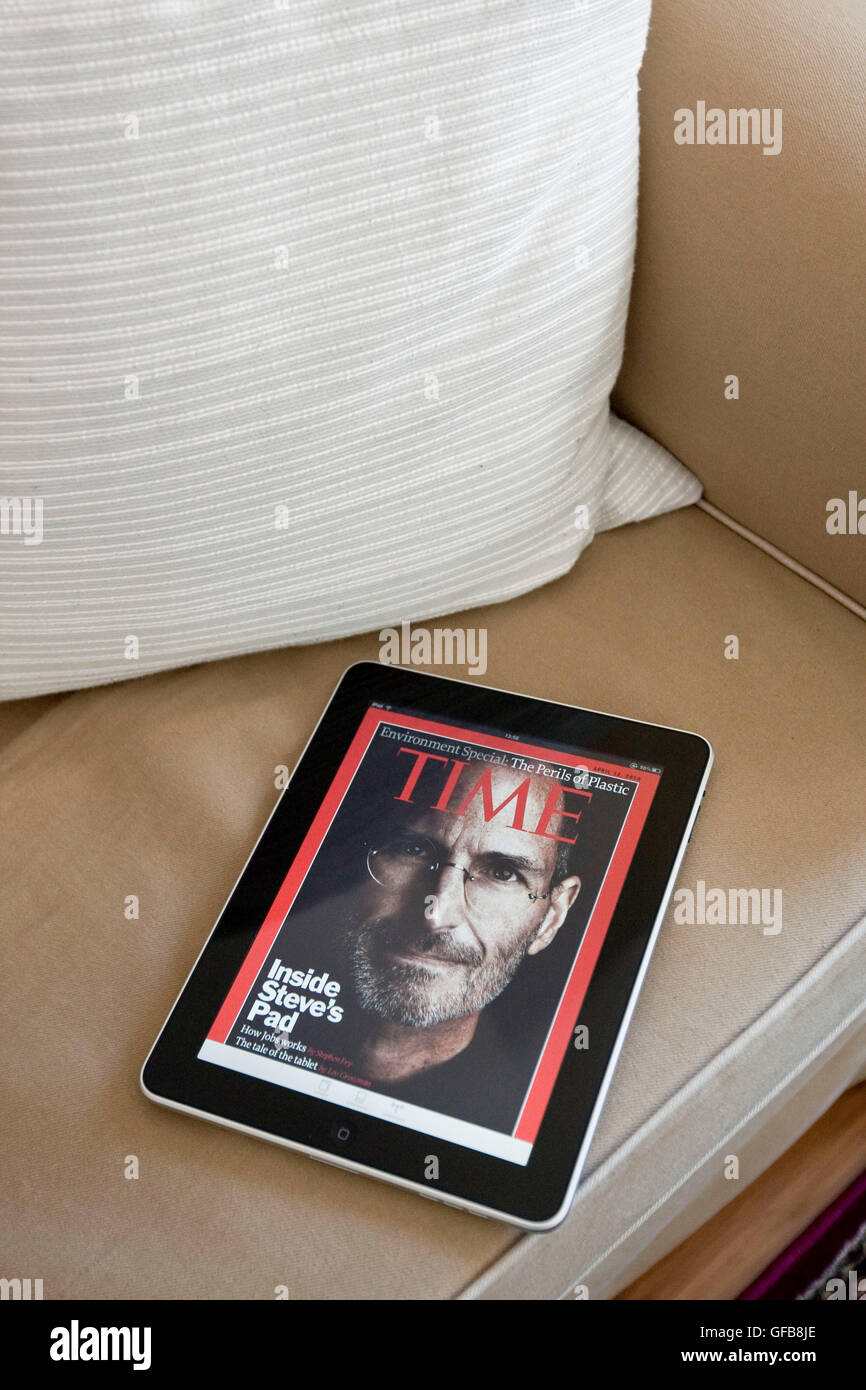Apple iPad sur un appartement canapé affichant le Time Magazine application avec Steve Jobs sur la couverture, 2010. Banque D'Images
