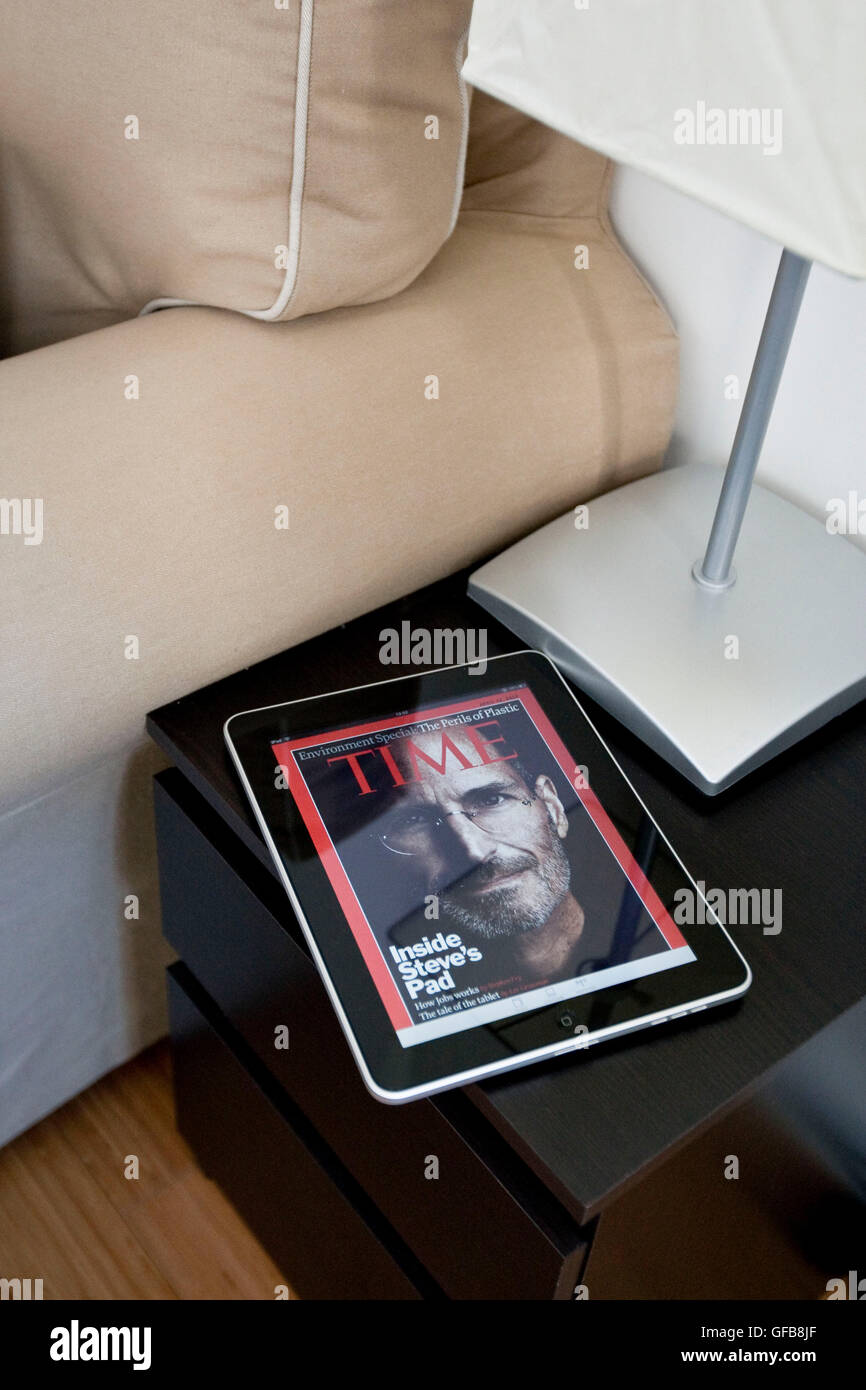 Apple iPad dans un appartement coffee table affiche le Time Magazine application avec Steve Jobs sur la couverture, 2010. Banque D'Images
