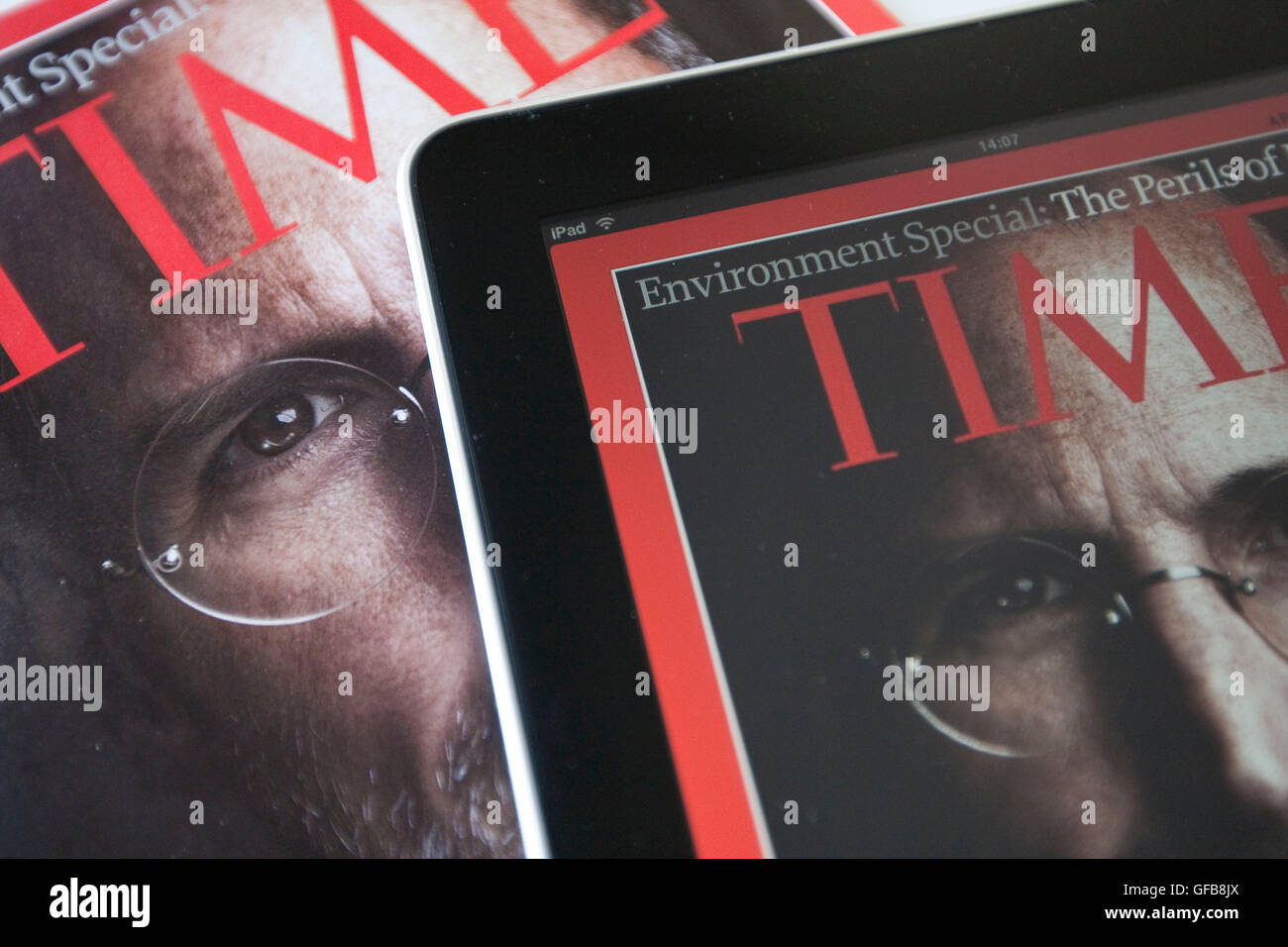 Apple iPad affichant le Time Magazine application sur une version imprimée du magazine avec Steve Jobs sur la couverture, 2010. Banque D'Images