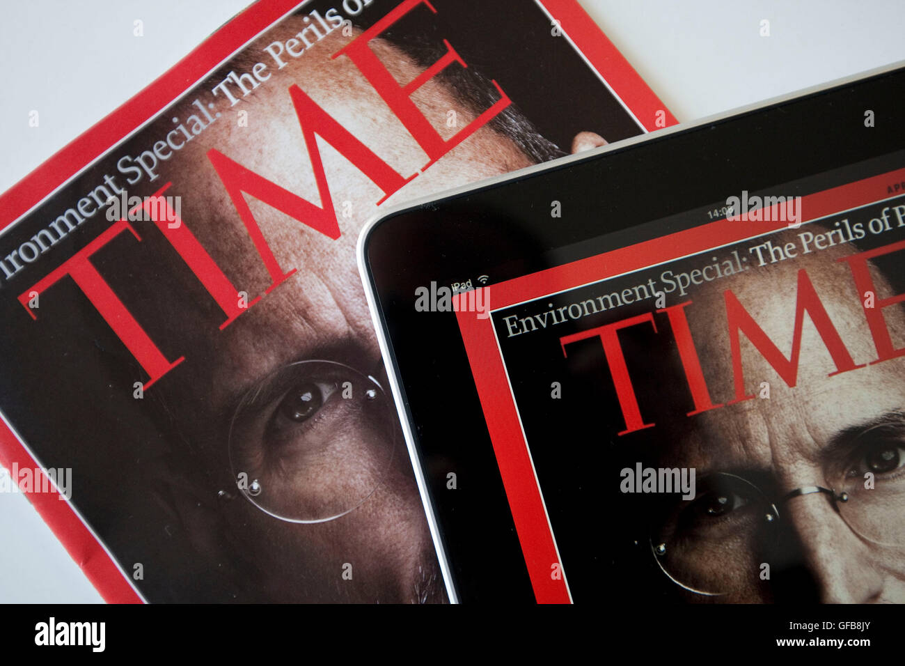 Apple iPad affichant le Time Magazine application sur une version imprimée du magazine avec Steve Jobs sur la couverture, 2010. Banque D'Images