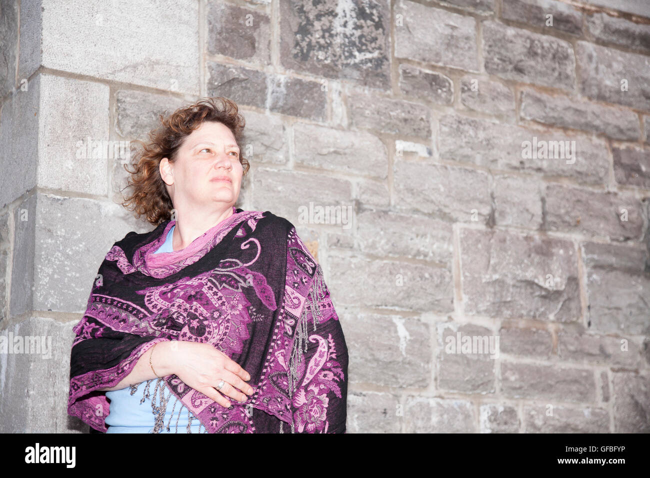 Une femme mature dans la pensée profonde, pensive,look réfléchissant Banque D'Images