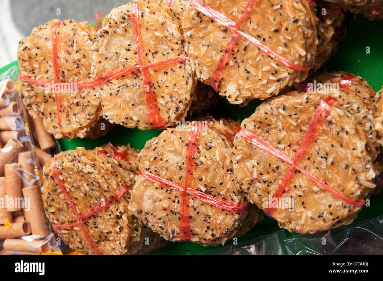 Flocons de noix de coco et sésame noir gâteries savoureuses. Dessert de Petchaburi, la Thaïlande. Doit mûrir avec le gril avant de manger. Banque D'Images