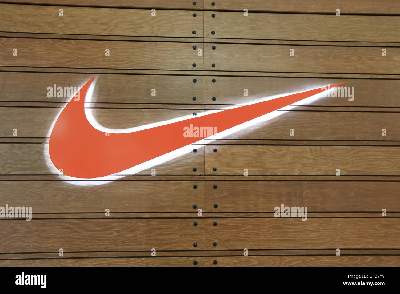 Logo Nike, une société multinationale américaine Fabrication de chaussures, vêtements, équipements et accessoires. Banque D'Images