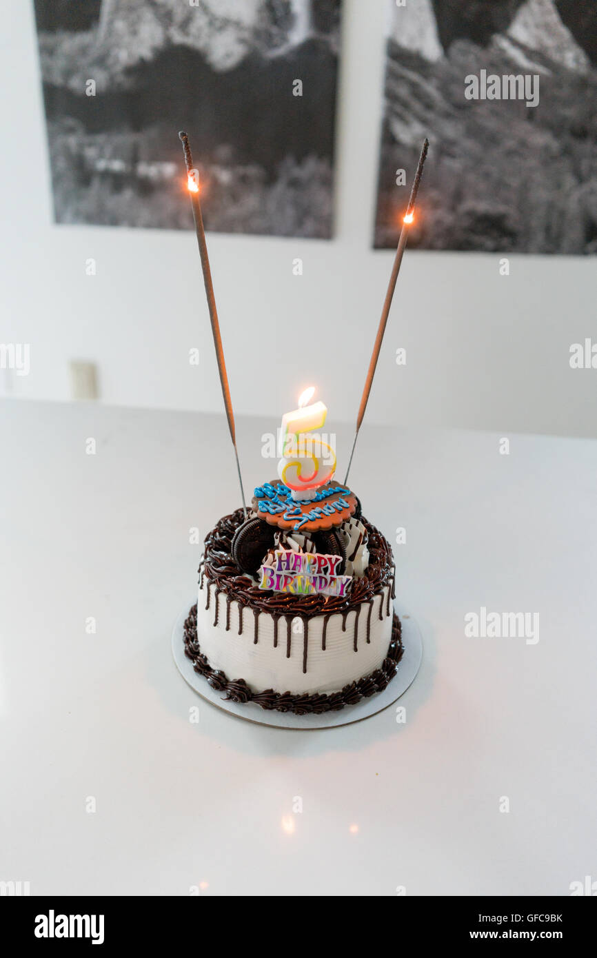 Cinq ans gâteau anniversaire Banque D'Images