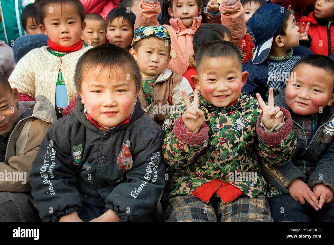 Les enfants chinois à l'école maternelle dans l'école de garçons de ferme rural village ville de buyang près de Jinan city, dans la province de Shandong, Chine Banque D'Images