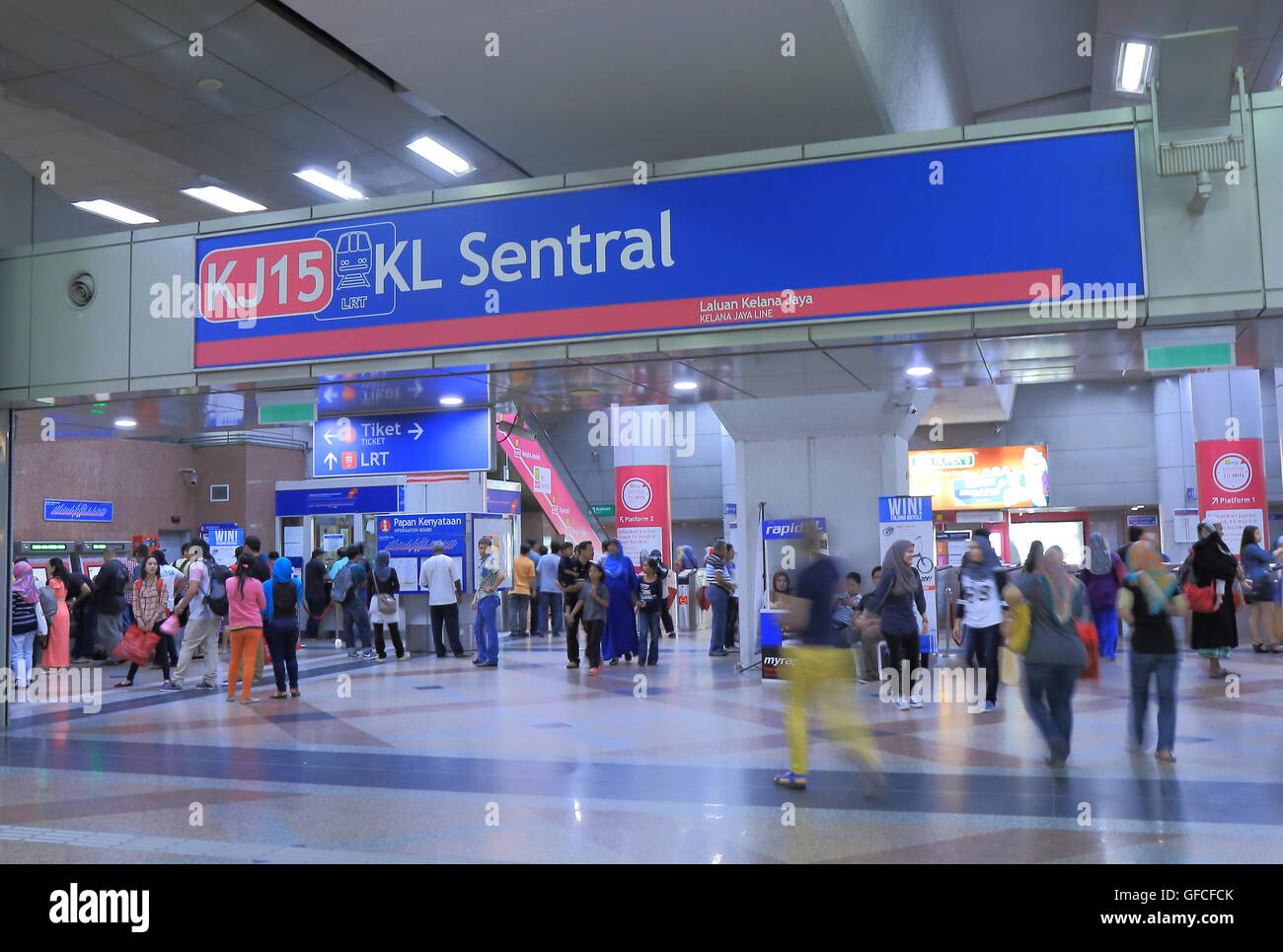 Les gens se déplacent à KL Sentral Station à Kuala Lumpur en Malaisie. Banque D'Images