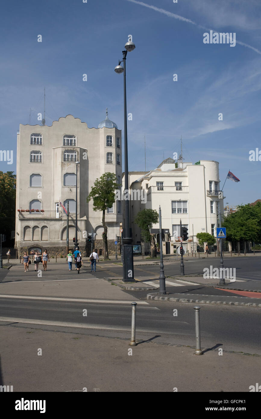 Appartements et passage pour piétons sur le côté ouest de la Place des Héros Banque D'Images