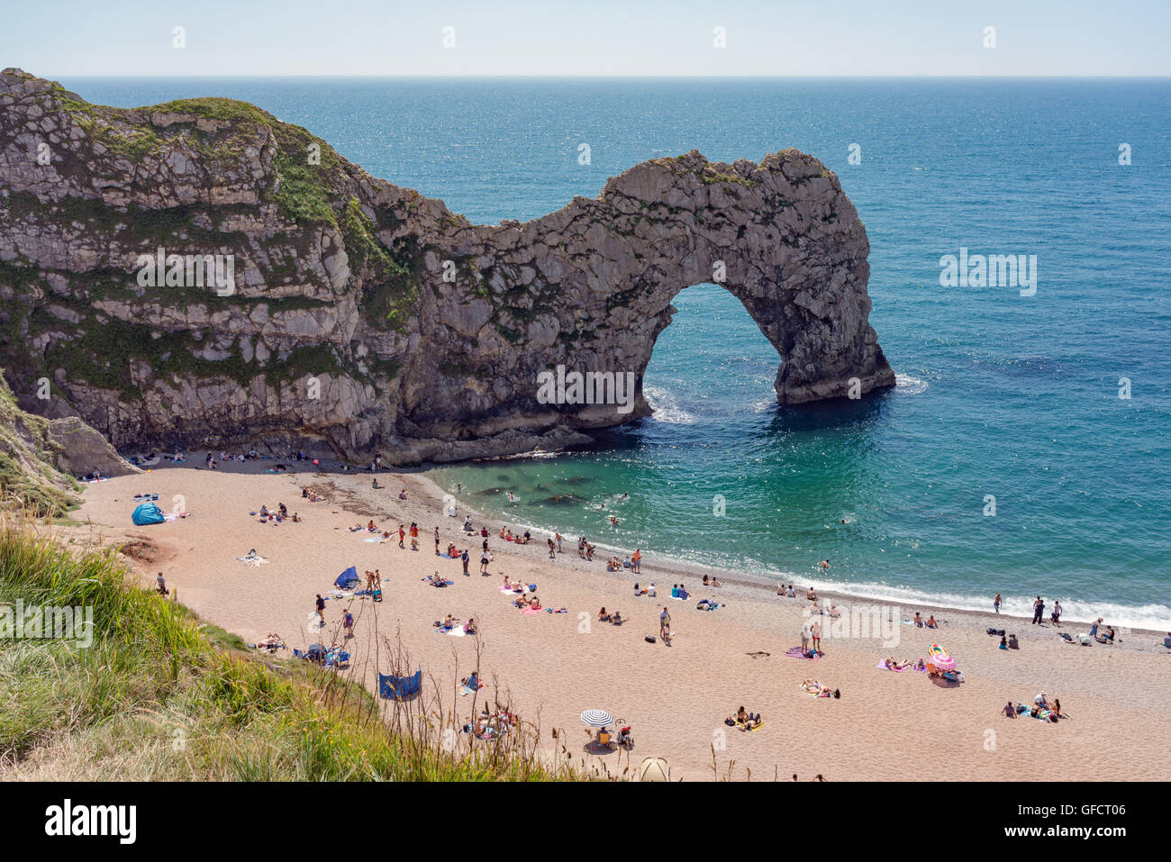 Durdle Door sur la côte sud de l'Angleterre par une chaude journée de juillet. Banque D'Images