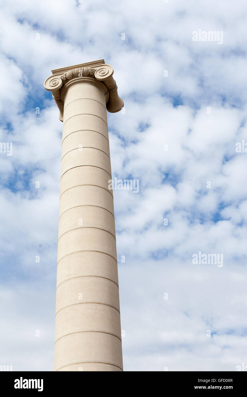 Portrait d'une colonne ionique contre ciel nuageux, Barcelone, Catalogne, image Spaincolor, canon 5DmkII Banque D'Images