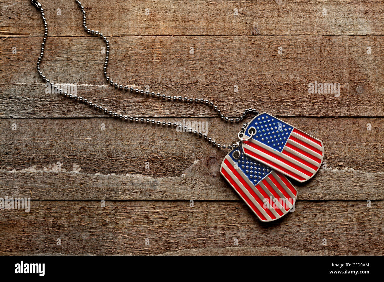 USA dog tags sur fond de bois Banque D'Images