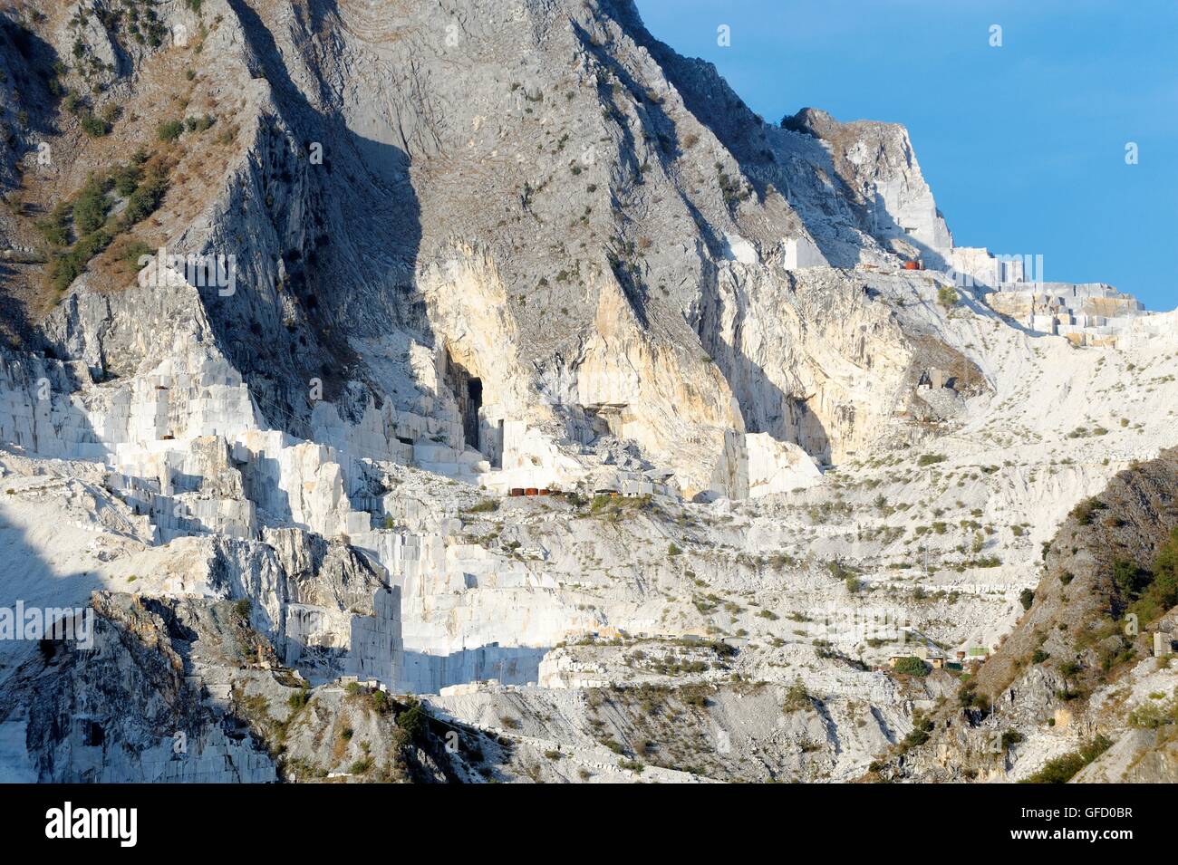 Carrières au-dessus de la ville de Carrare dans la célèbre région de marbre de Carrare de la Apuanes montagnes de calcaire de la Toscane, Italie Banque D'Images