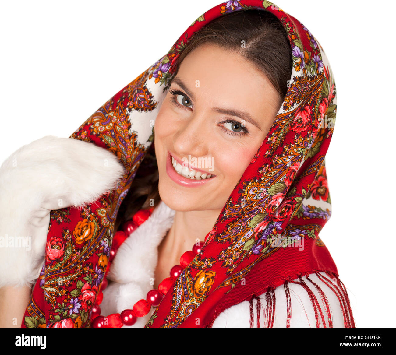Belle femme russe dans un foulard, portrait. Une femme charmante sourit et  regarde la caméra en hiver Photo Stock - Alamy