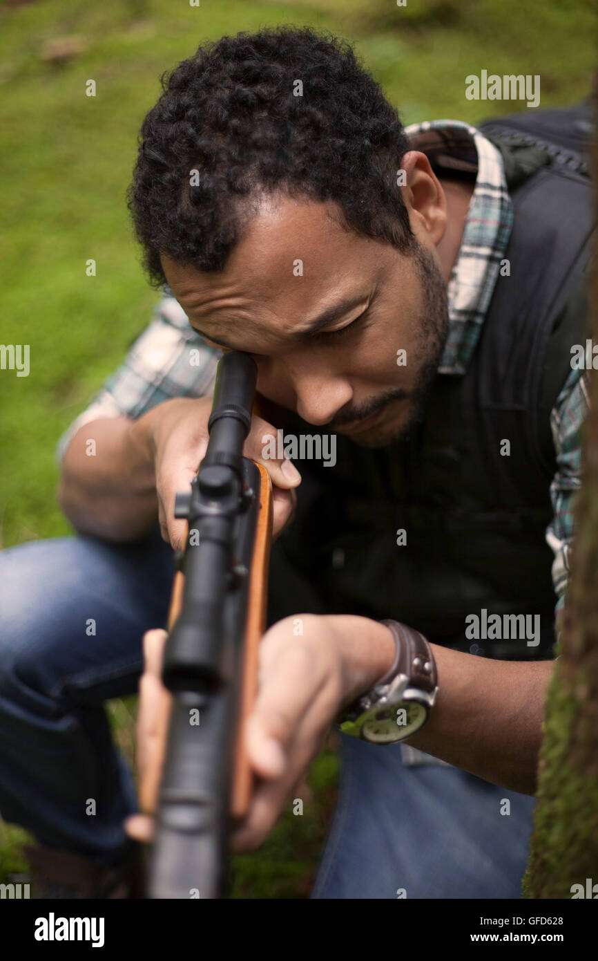 L'Interracial hunter dans la forêt Banque D'Images