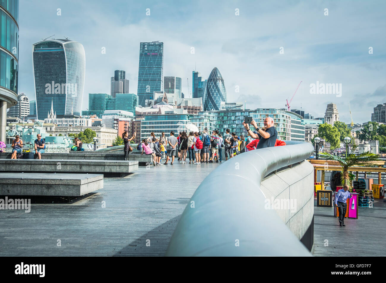 Un couple près de selfies posent pour une l'écope, Queen's Promenade, plus London, Londres SE1 Banque D'Images