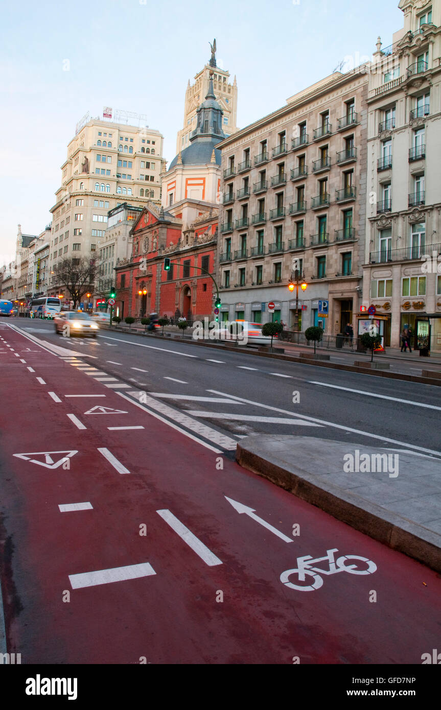 Voie cyclable dans la rue Alcala. Madrid, Espagne. Banque D'Images