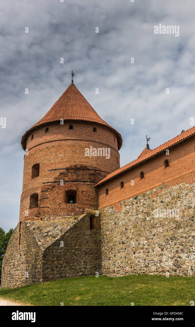 Tour et mur de la brique rouge Château Trakai en Lituanie Banque D'Images