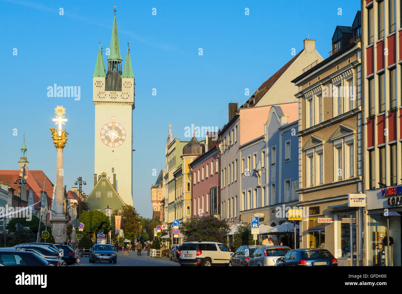 Straubing : square Theresienplatz avec Trinity et colonne City Tower, Allemagne, Bavière, Bayern, Niederbayern, Basse-Bavière Banque D'Images