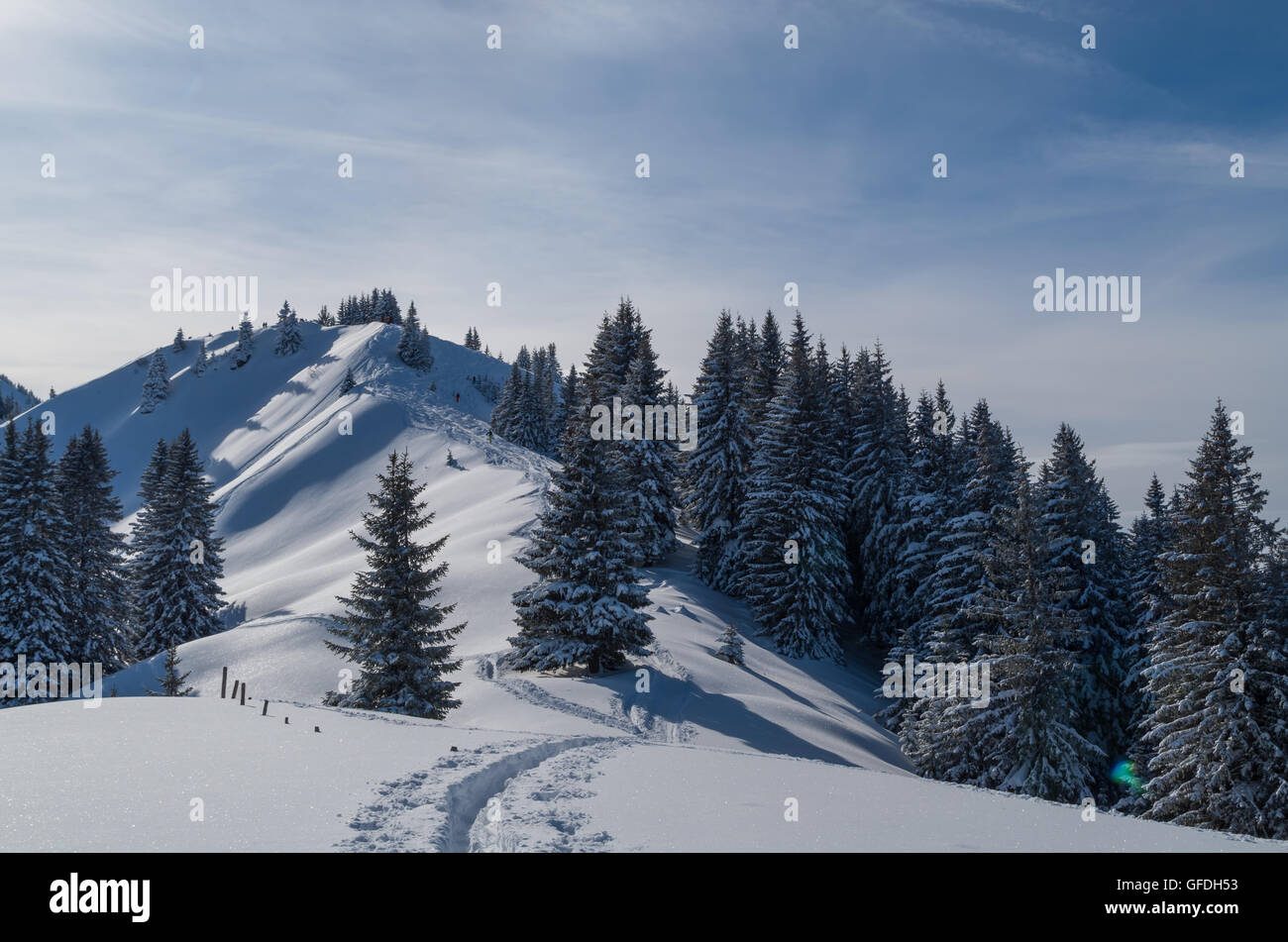 Ski de randonnée solitaire dans un beau paysage d'hiver ensoleillé, Oberstdorf, Allgau, Allemagne Banque D'Images