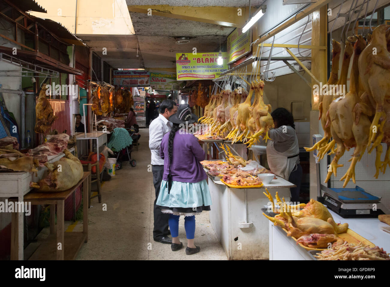 Huaraz, Peru - 1 octobre 2015 : les clients locaux à à du poulet dans un décrochage boucher au marché Banque D'Images
