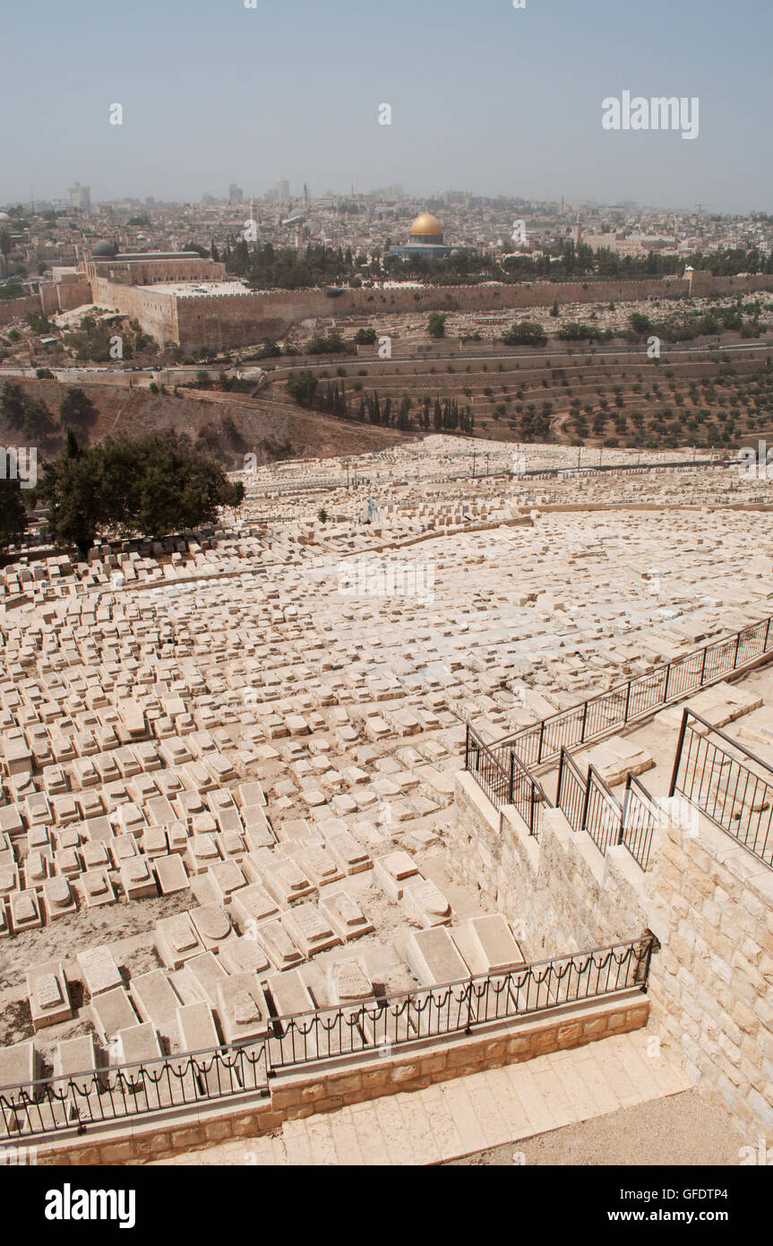 Mont des Oliviers : le Cimetière Juif, le plus ancien cimetière de Jérusalem, et le dôme du Rocher pendant une tempête le 10 septembre 2015 Banque D'Images