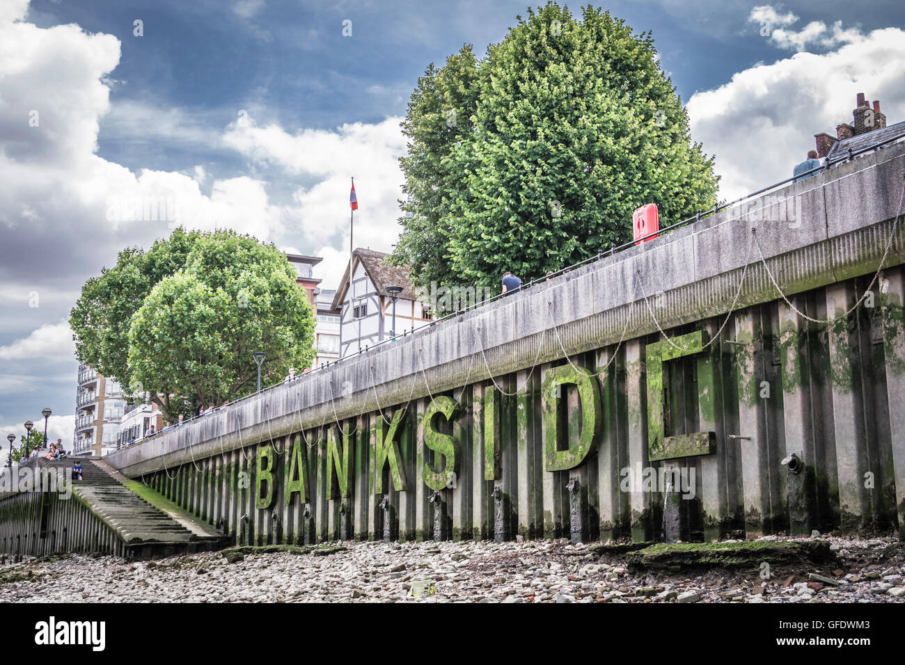 Le Globe Theatre de Londres sur Bankside comme vu de la Tamise Banque D'Images