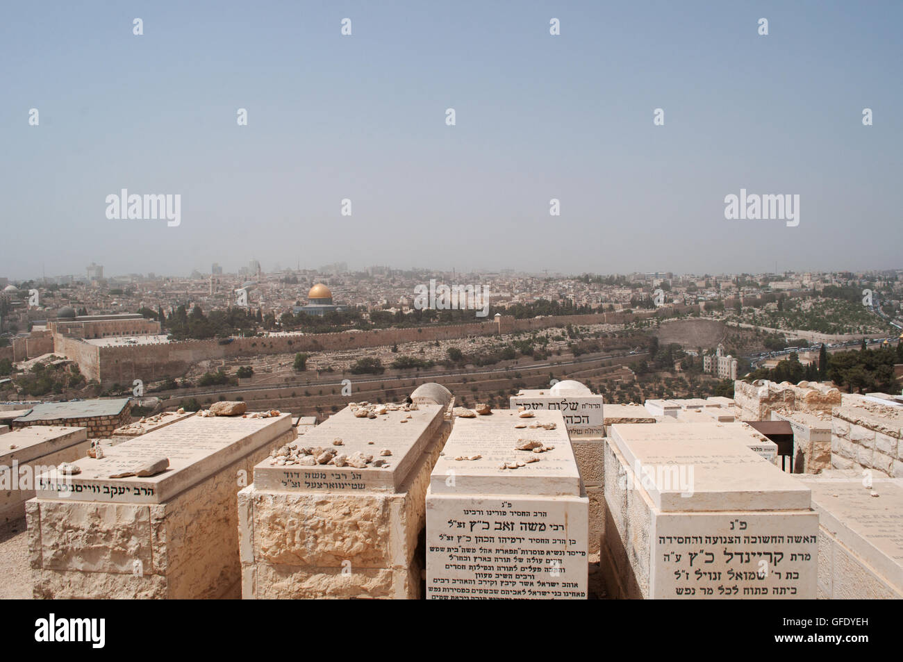 Mont des Oliviers : le Cimetière Juif, le plus ancien cimetière de Jérusalem, et le dôme du Rocher pendant une tempête le 10 septembre 2015 Banque D'Images