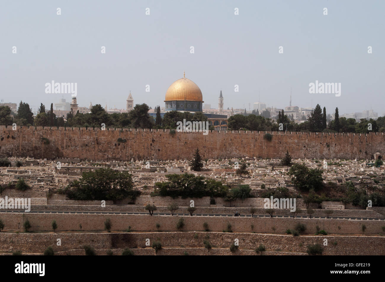 Israël, Jérusalem, le Mont des Oliviers : skyline avec le dôme du Rocher, le culte islamique sur le mont du Temple, au cours d'une tempête le 10 septembre 2015 Banque D'Images