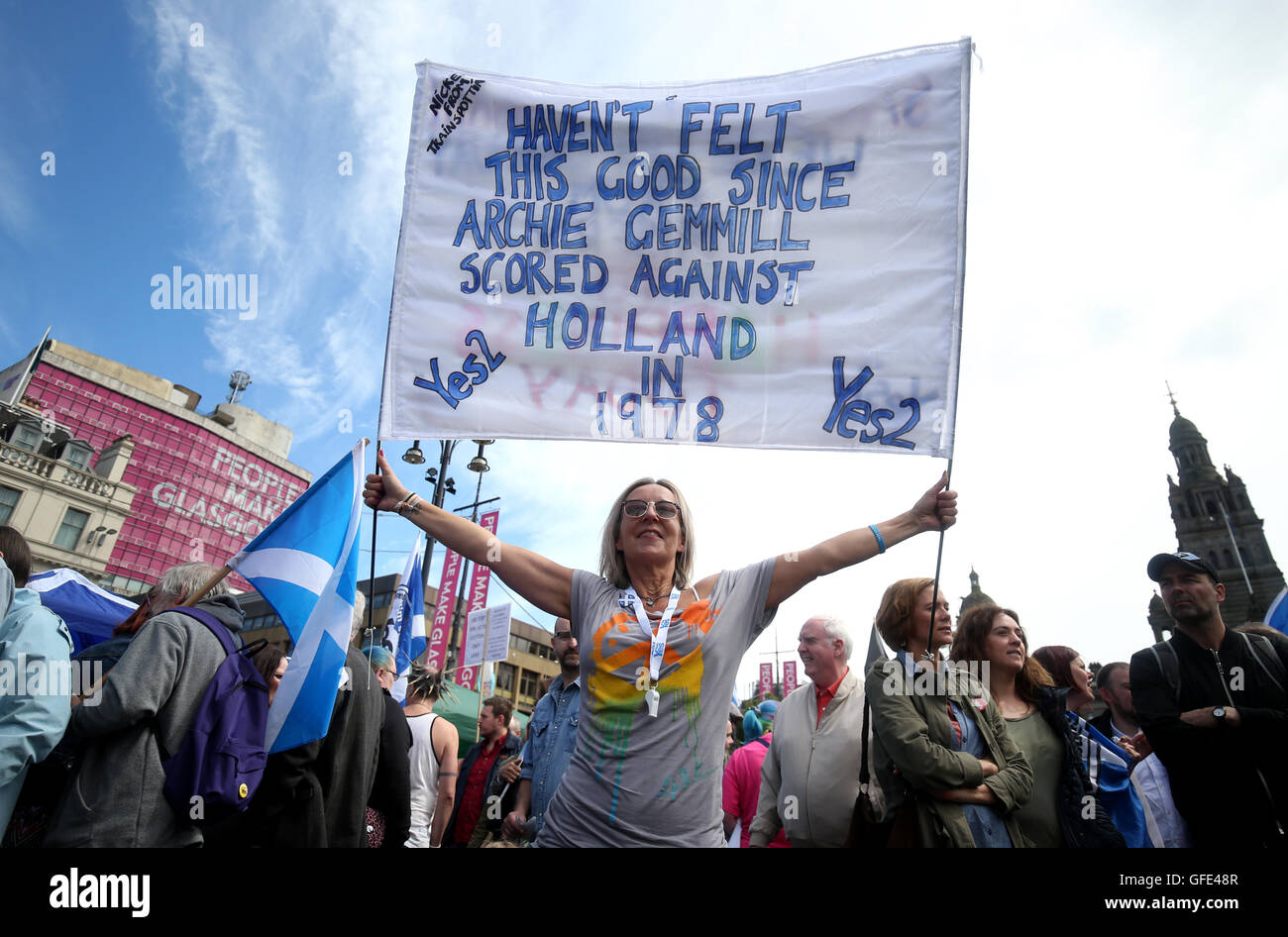 Deb Smith, de Shawlands, a été l'un des milliers de personnes prenant part à la "tous sous une même bannière' mars pour l'indépendance de l'Ecosse à travers le centre-ville de Glasgow. Banque D'Images