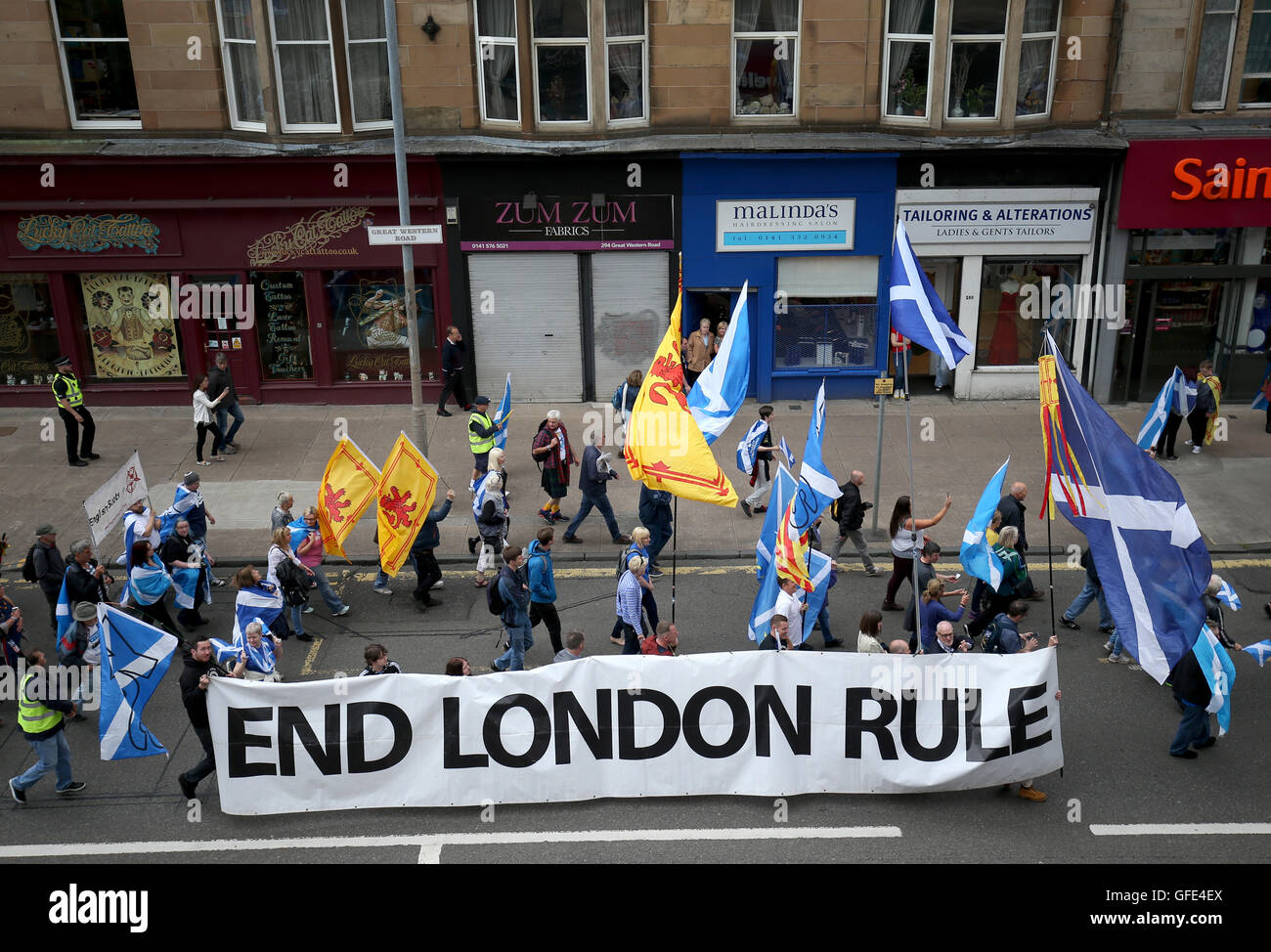 Des milliers de personnes prennent part à la "tous sous une même bannière' mars pour l'indépendance de l'Ecosse à travers le centre-ville de Glasgow. Banque D'Images