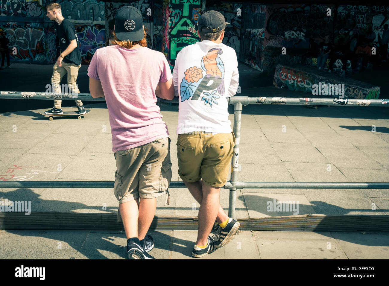 Deux jeunes hommes watch roulettes faisant des tours du Royal Festival Hall dans le Southbank Centre, Londres, UK Banque D'Images