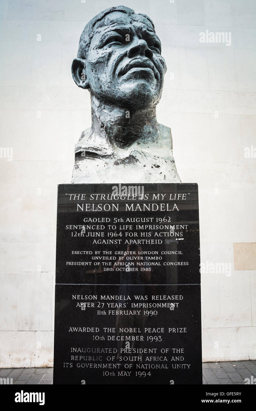 Une statue de bronze de Nelson Mandela par Iain Walters à l'extérieur du Royal Festival Hall sur la rive sud. Banque D'Images