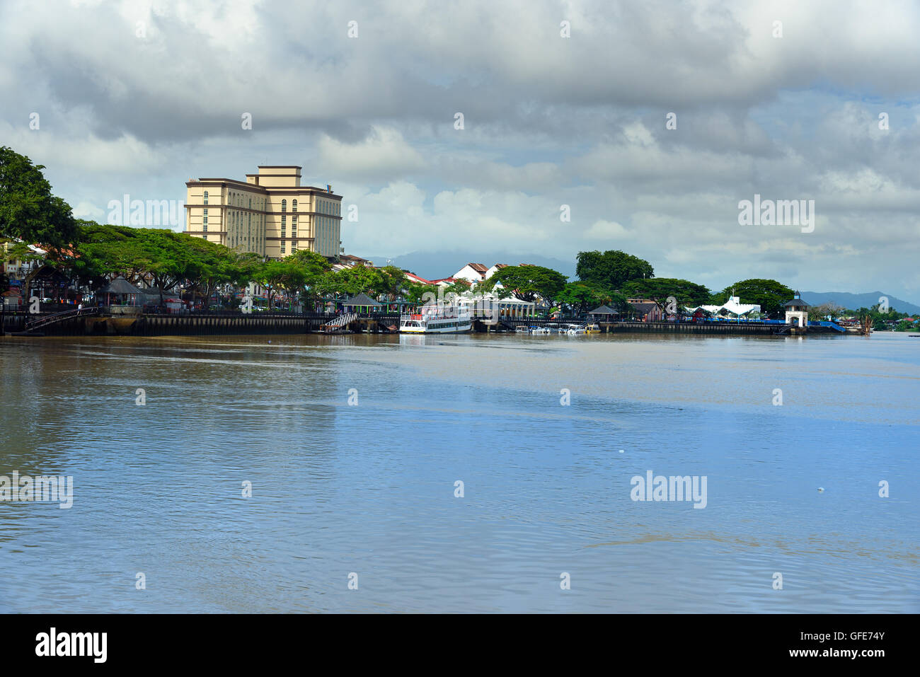 Vue de la rivière Sarawak de front de mer dans la ville de Kuching. Sarawak. La Malaisie. Bornéo. Banque D'Images