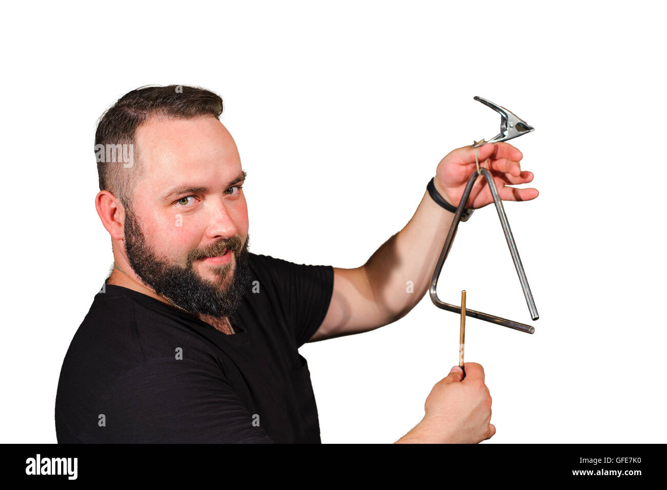 Un homme avec une barbe jouer sur les instruments de musique à percussion.isolé sur fond blanc. Banque D'Images