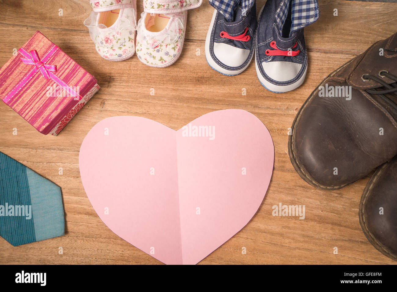 Daddy's boots ,chaussures de bébé ,coeurs Textile cadeaux cravate bleu ,et sur fond de bois .pères jours concept ,couleur vintage Banque D'Images
