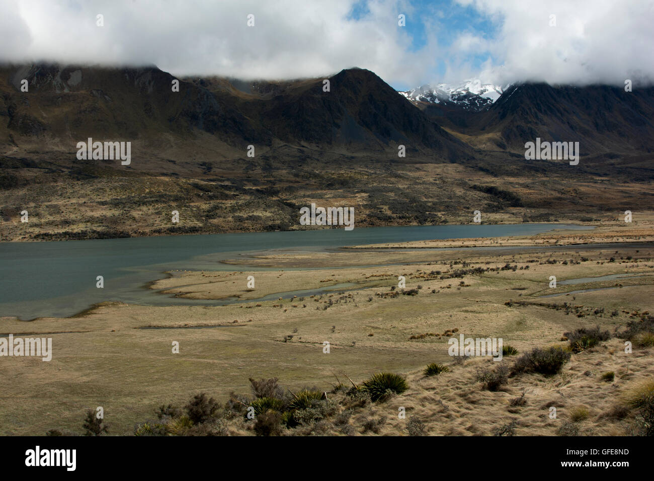 Dans un splendide isolement les lacs Mavora reflètent les montagnes Livingstone dans les Alpes du Sud en Nouvelle-Zélande. Banque D'Images