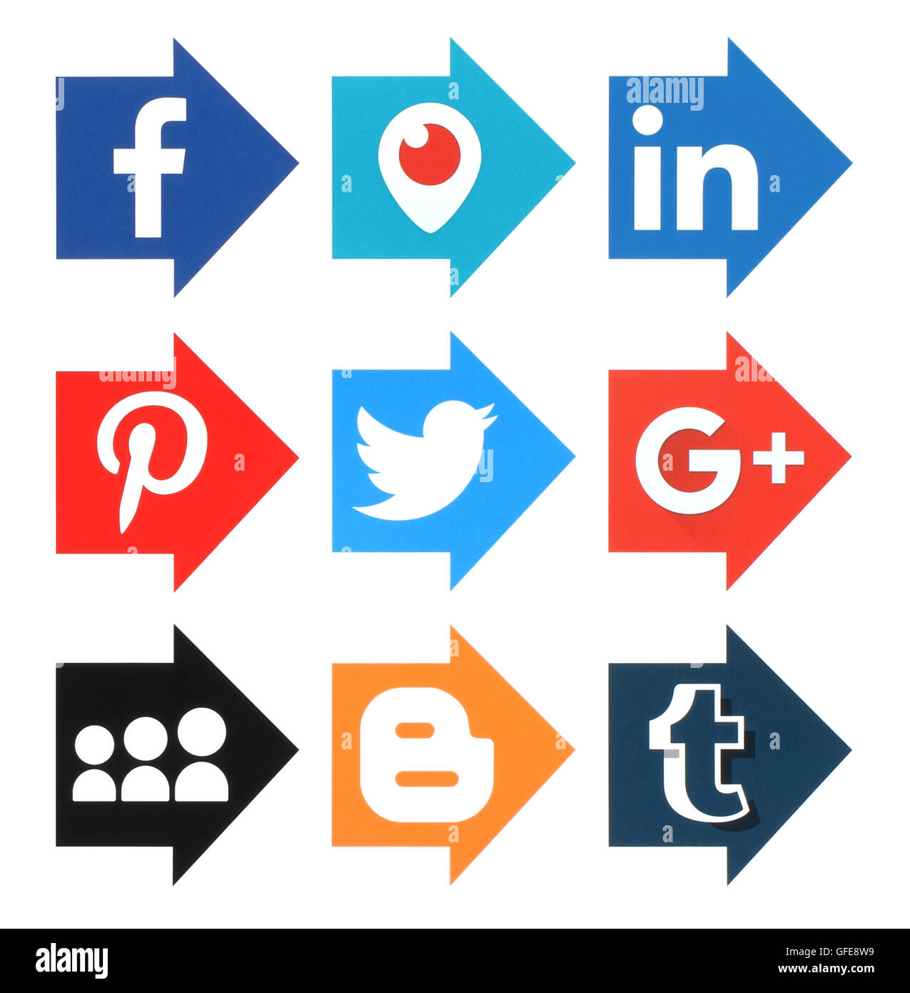 Kiev, Ukraine - le 19 avril 2016 : Collection de médias sociaux populaires forme flèche logos imprimés sur du papier:Facebook, Twitter, etc. Banque D'Images