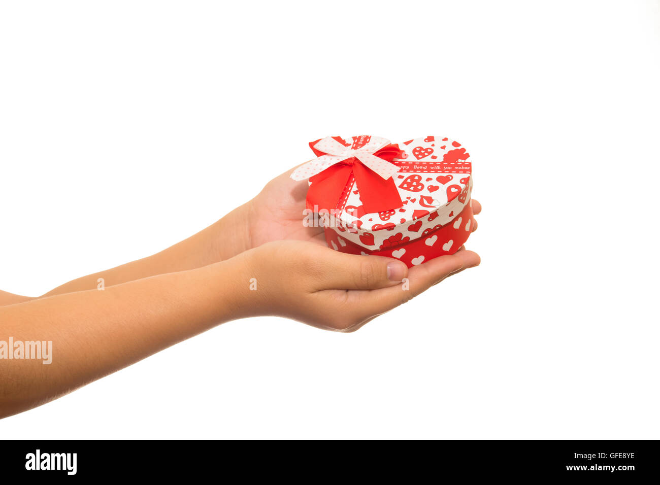 La Saint-Valentin - rêver enfant mignon avec coeur rouge boîte-cadeau dans les mains. isolated on white Banque D'Images