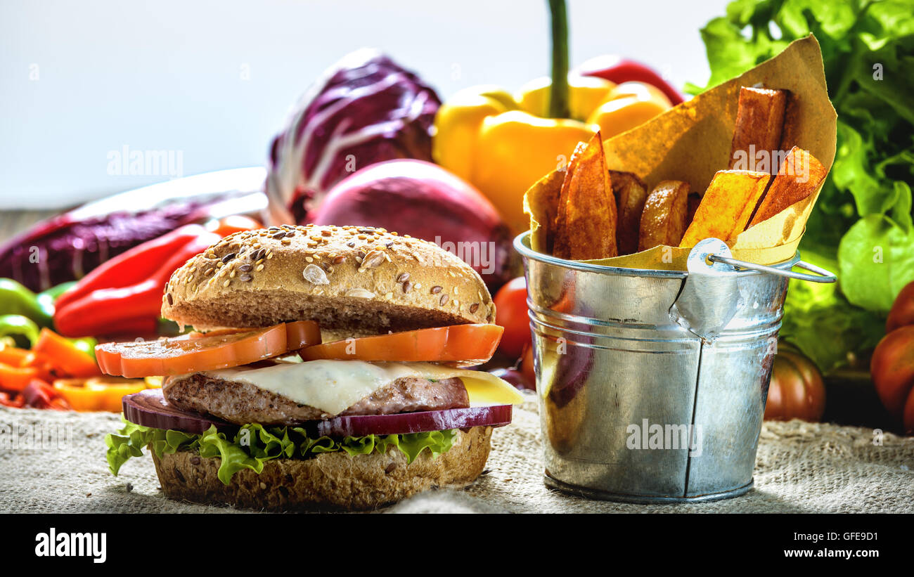 La viande hachée parfumée et savoureuse dans une saine partie intégrante du pain. Avec la tomate fraîche, l'oignon et la laitue avec l'ajout de f Banque D'Images