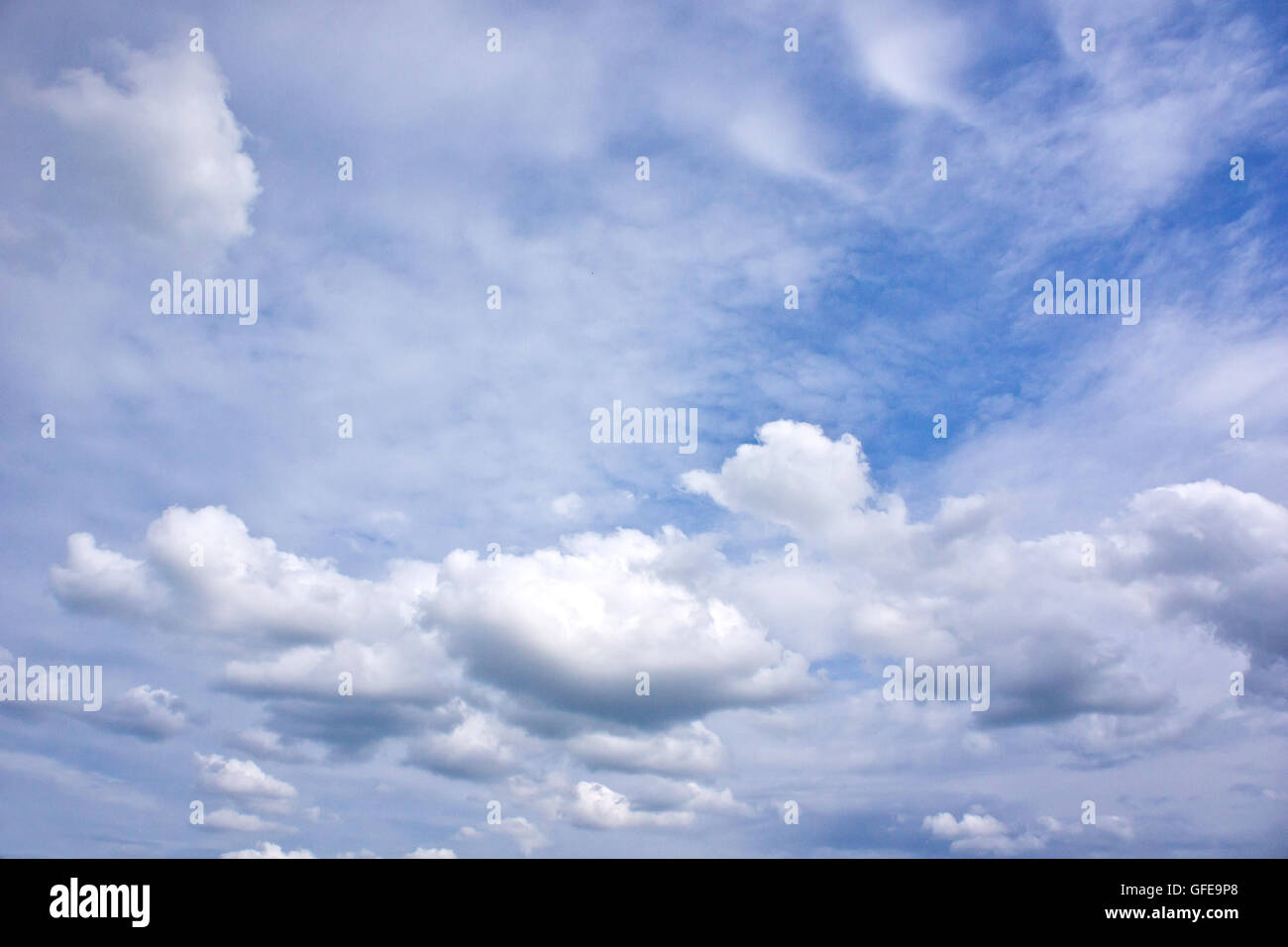 L'été bleu ciel avec nuages cirrus et cumulus blanc Banque D'Images