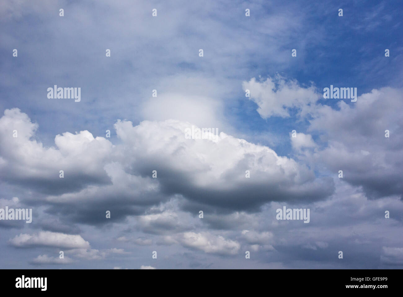 L'été bleu ciel avec nuages cirrus et cumulus blanc Banque D'Images