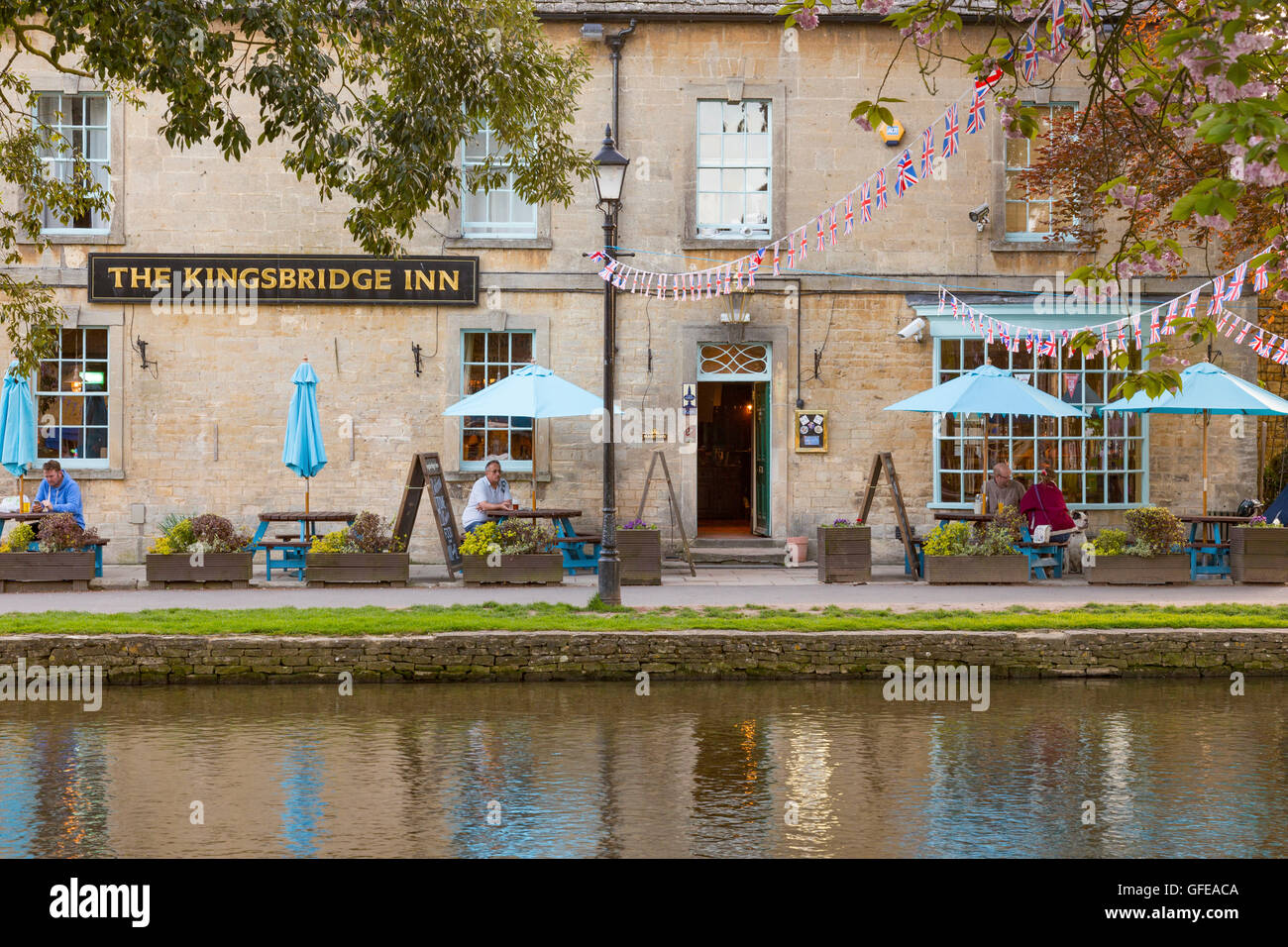 Le village de Cotswold Bourton-on-the-l'eau dans la lumière du soleil du soir, Gloucestershire, England, UK Banque D'Images