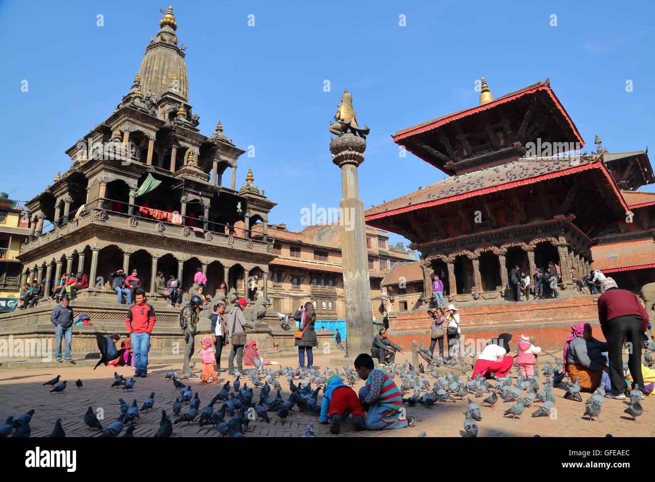 Bishwanath Mandir, Garuda statue sur la colonne et Krishna Mandir à Durbar Square, Patan, Népal Banque D'Images